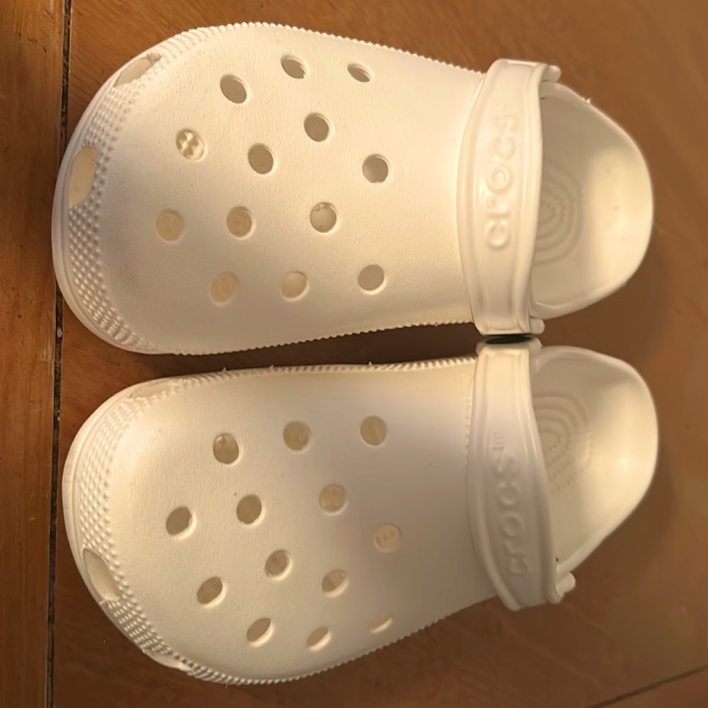 Men’s 5 Woman’s 7 CROCS